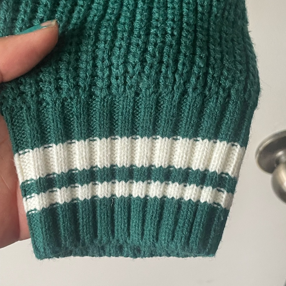 H&M Forest Green V-Neck Sweater with Ivory Accents - Picture 4 of 6